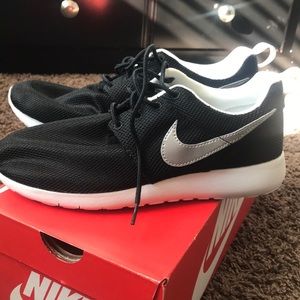 Gradeschool Nike Roshes 6.5y